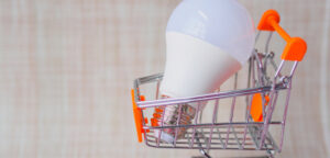 ampoule LED dans un chariot de supermarché